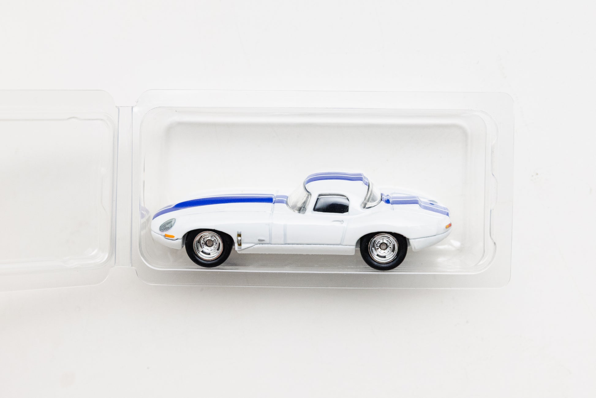 Loose Jaguar Lightweight E-Type - Car Culture